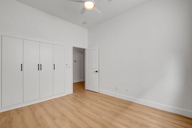 Building Photo - Popular Seven Hills Area, 1-Story, Complet...
