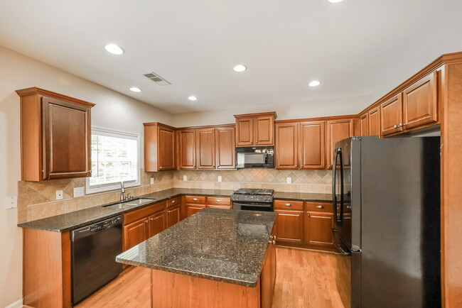 Building Photo - 529 Crestmont Ln