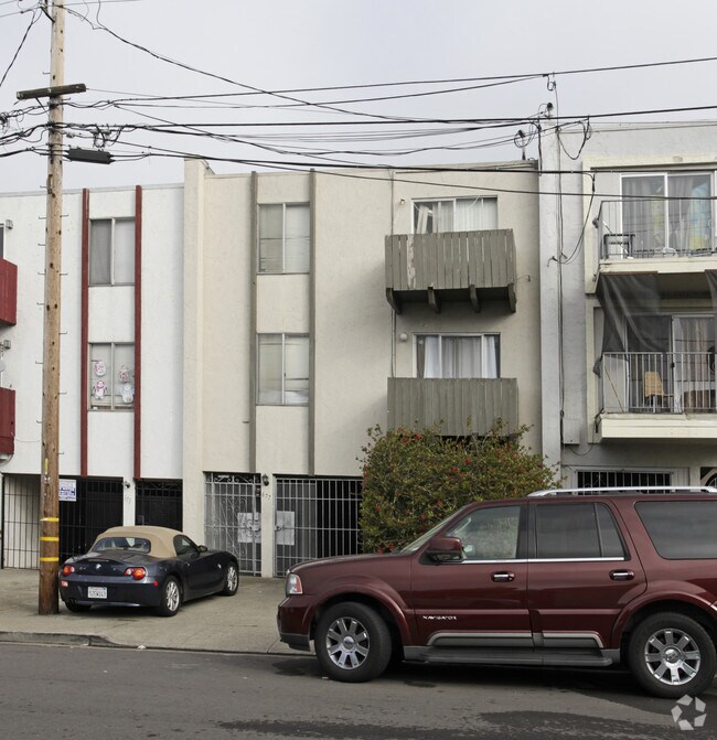 Building Photo - 677 Linden St
