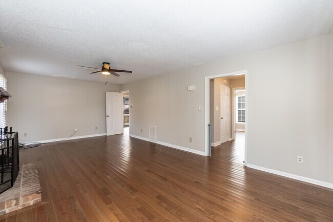 Building Photo - Three Bedroom Home!