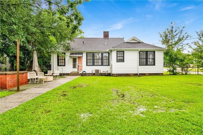 Building Photo - 2408 Dauphin St