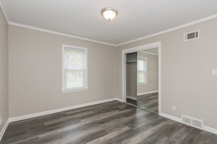 Building Photo - 1176 Highview Dr