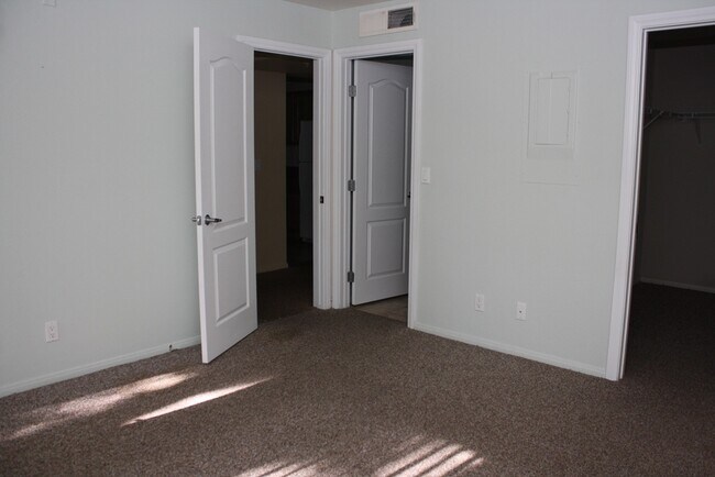 Building Photo - Cute & Cozy Condo Close to UNLV