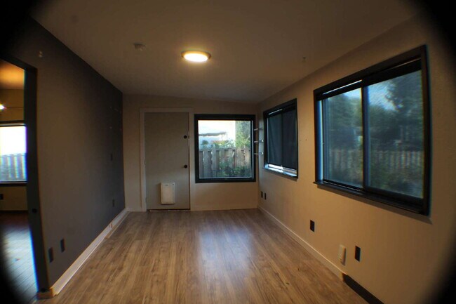 Building Photo - 3B2BA 1700 Sq Ft - Forced Air and Heat - Sunroom in Moscow, ID!  Recent Remodel