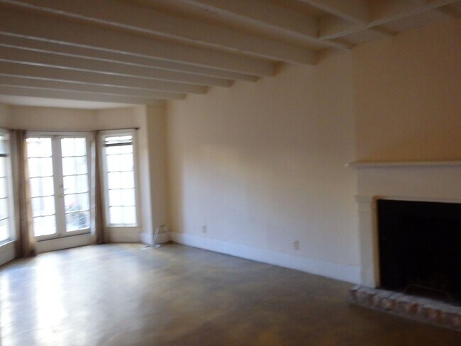 Building Photo - 433 Barnard St