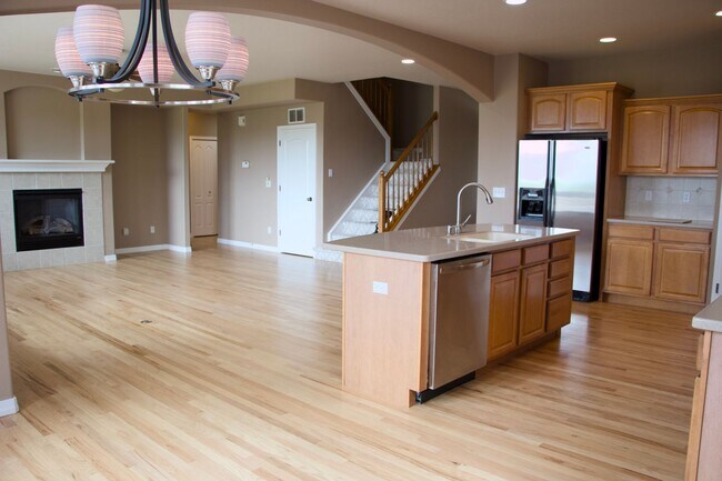 Building Photo - Gorgeous Mountain Views in Great School Di...
