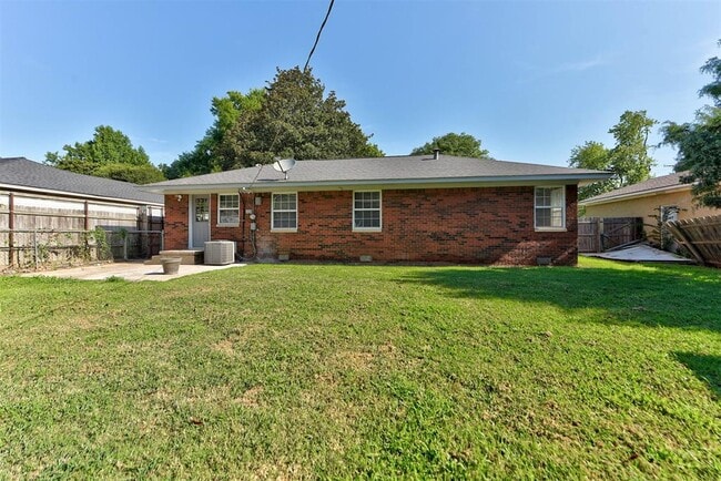 Building Photo - 1202 Windsor Way