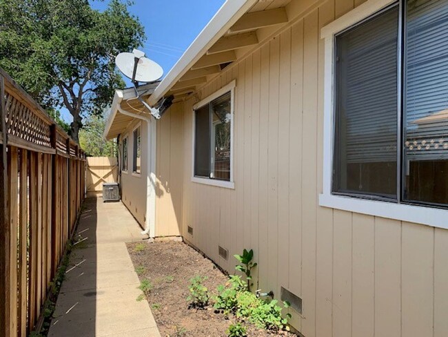 Building Photo - Large Duplex With One Car Garage!