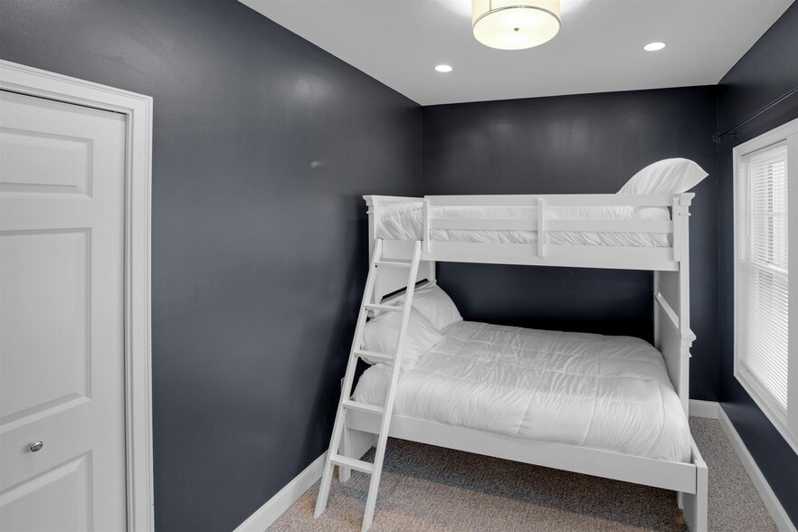 Building Photo - 13 Greenscapes, 9