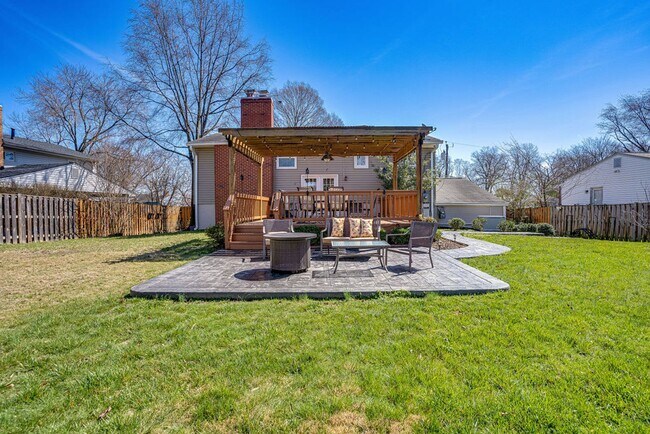 Building Photo - Gorgeous single-family home close to Belvo...