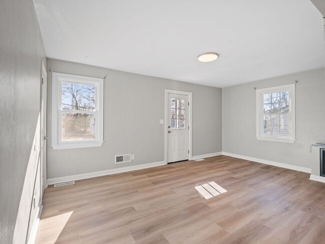 Building Photo - 2 Bedroom, 1 Bathroom newly renovated home for rent off Williamson Rd!