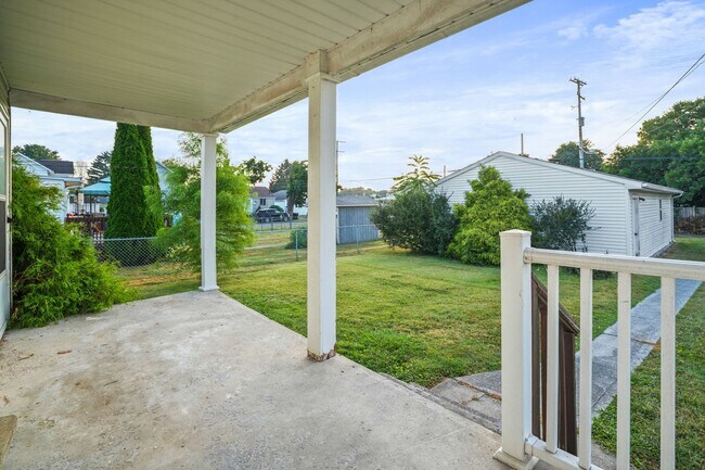 Building Photo - Beautiful Home with Large Two-Car Garage -...