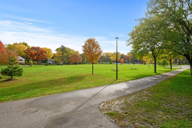 Building Photo - 1524 Aquila Ave N