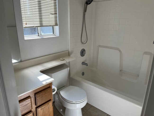 Building Photo - Cozy  Home