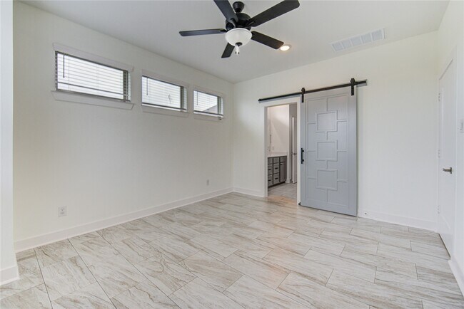 Building Photo - 18815 River Overlook Ct