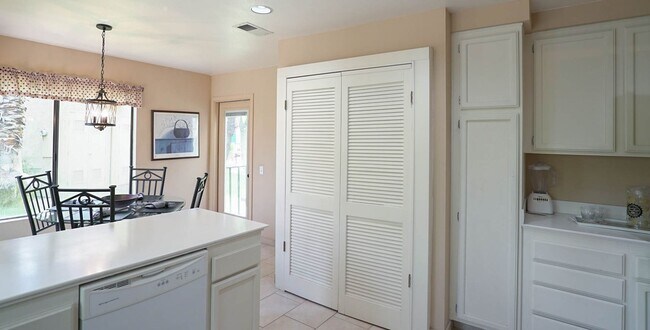 Building Photo - Beautifully Furnished Condo with Mountain Views