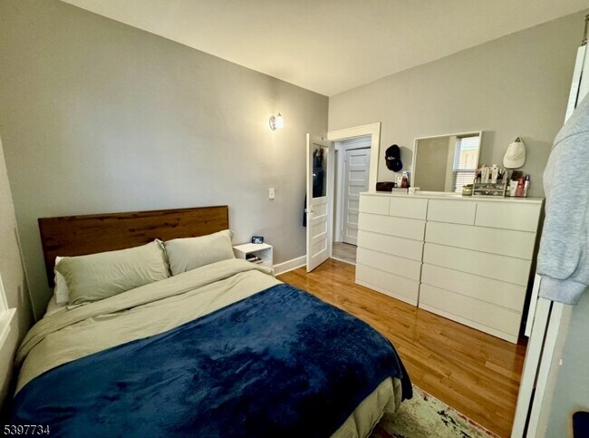 Building Photo - 10 Willowdale Ave