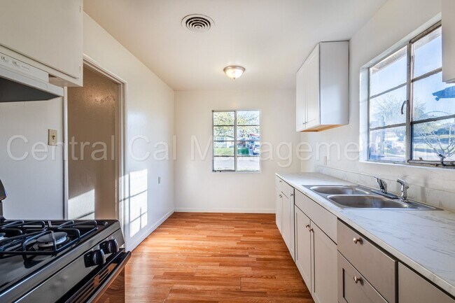 Building Photo - 3029-3031 Horrace Mann