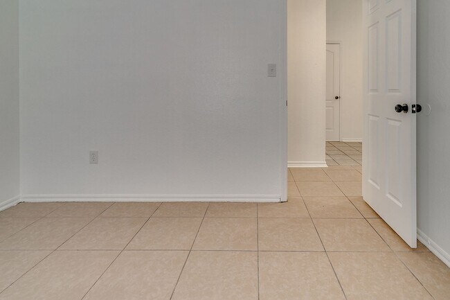 Building Photo - Great Freshly updated 3 bed 2 bath!