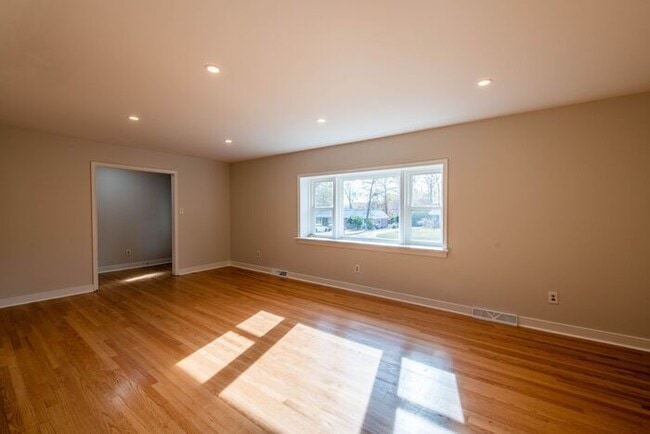 Building Photo - Newly remodeled 3/2.5