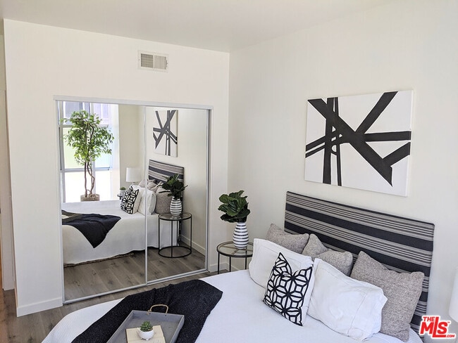 Building Photo - 630 W 6th St