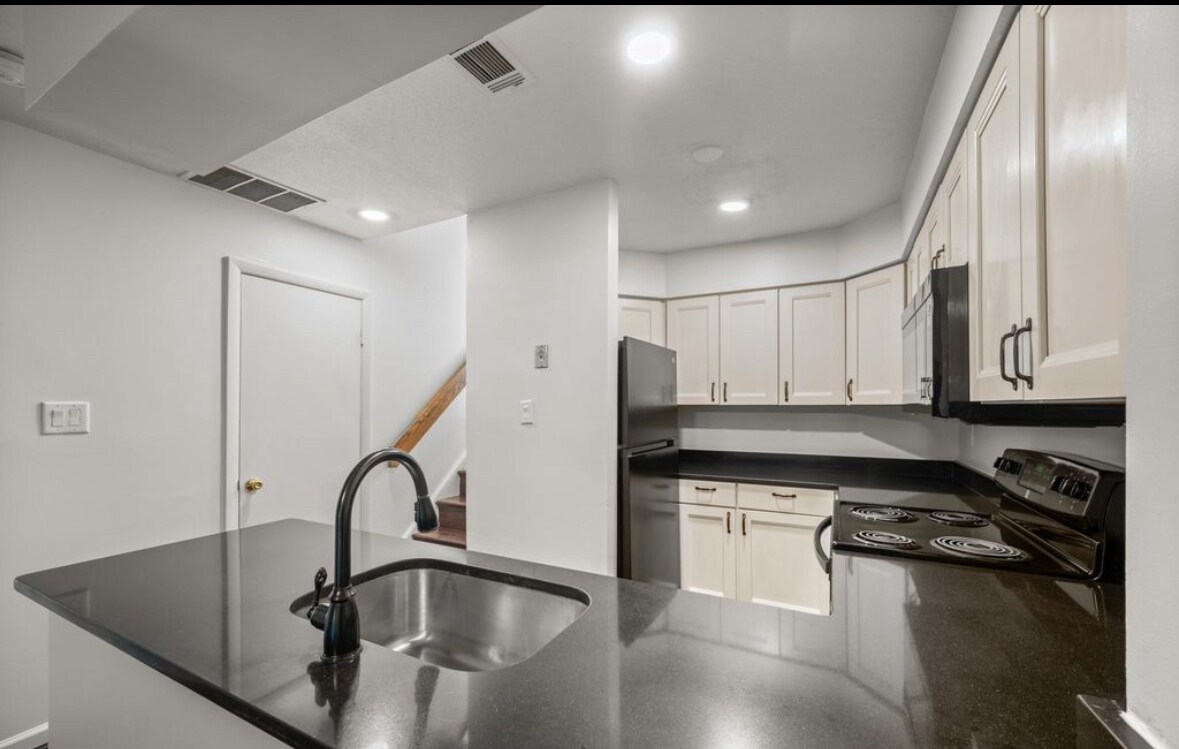 Building Photo - 18120 Windsor Hill Dr