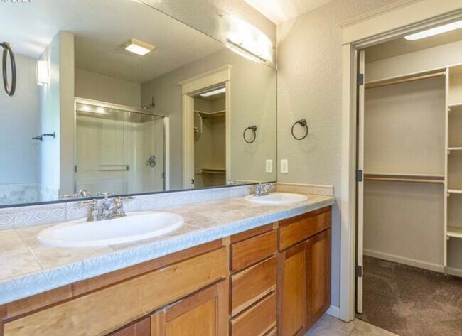 Building Photo - 3081 SE Riesling Rd