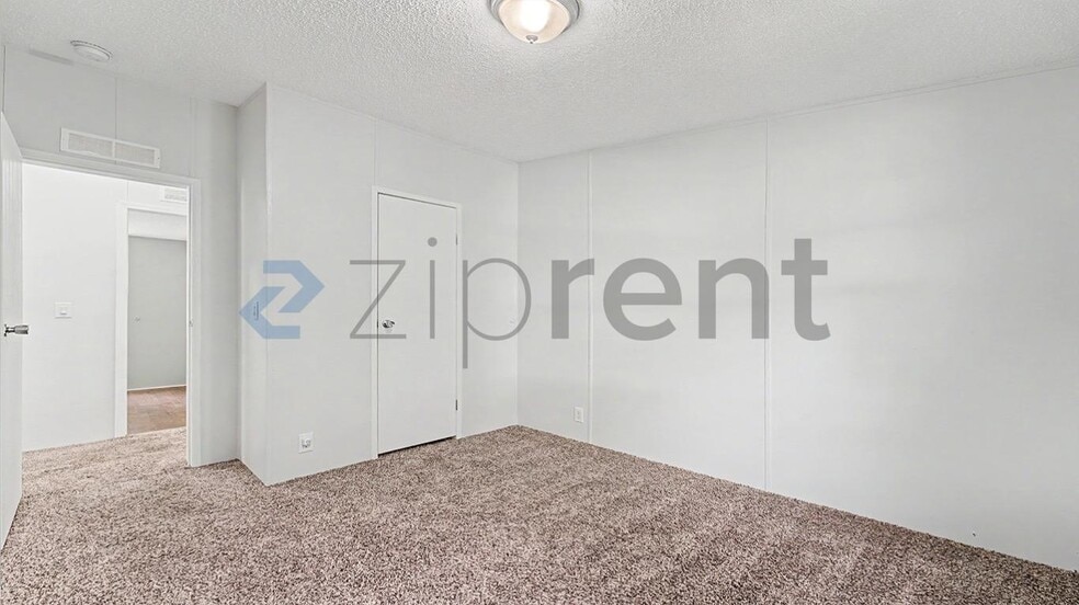 Building Photo - Unit
