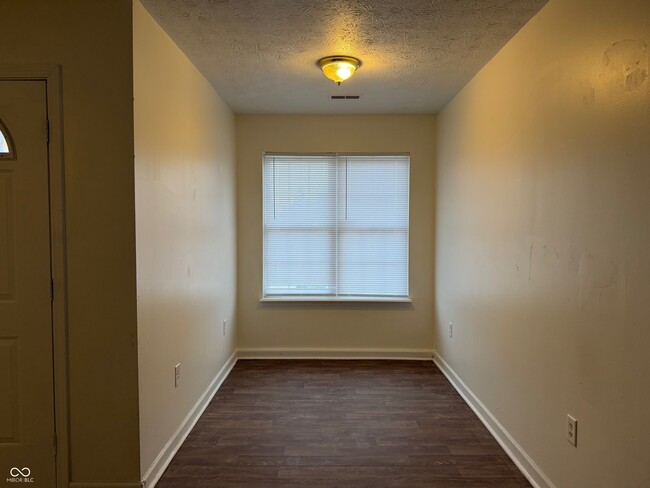 Building Photo - 4930 Elliott Ave