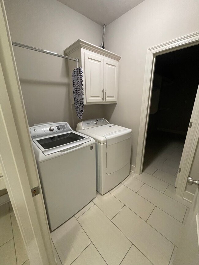 Building Photo - 3 Bedroom House in The desirable University Villas