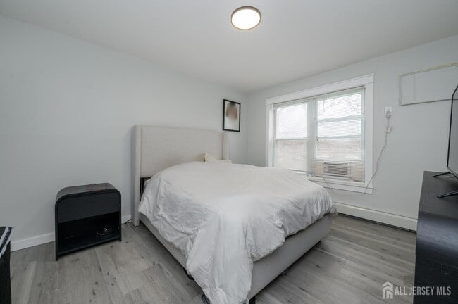 Building Photo - 289 Main St