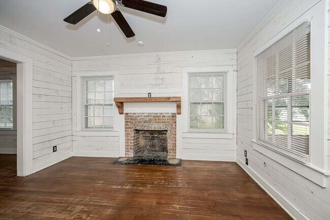 Building Photo - Cute 2 Bed 1 Bath in Pascagoula