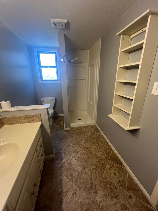 Building Photo - 3 bedrooms/2 bathrooms with detached 2 car...