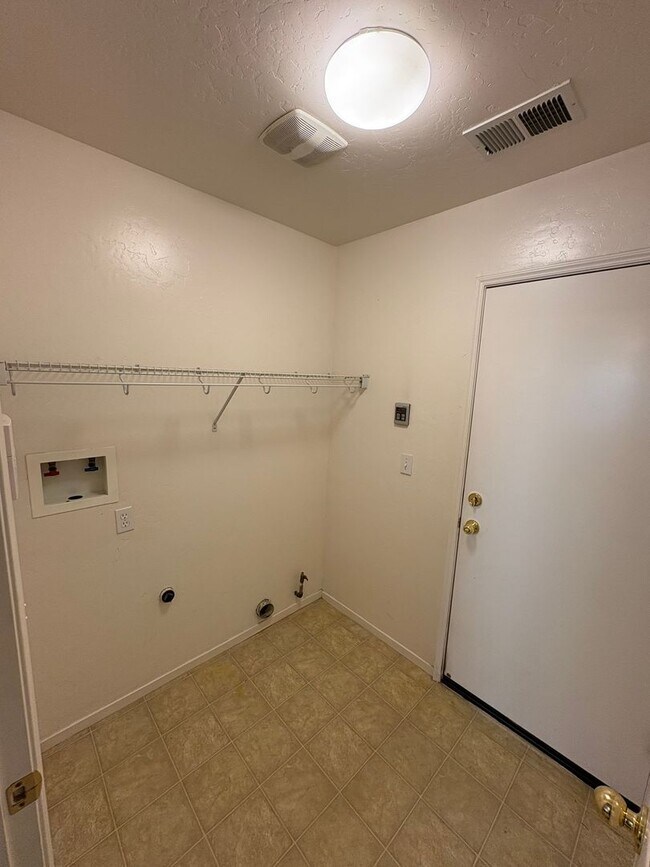 Building Photo - Lovely NW Visalia Home Near Shopping Centers Available Now!