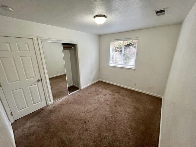 Building Photo - 3062 Girard Ct