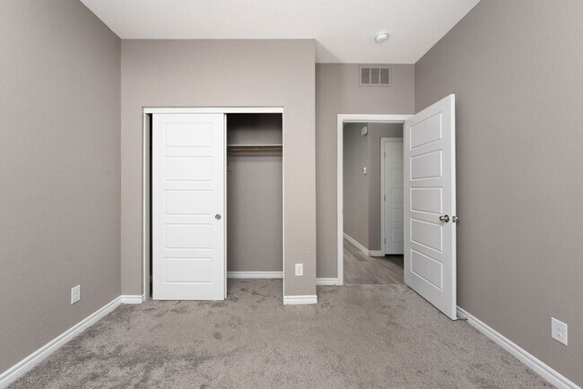 Building Photo - Modern Henderson Townhome with Loft & Resort-Style Amenities