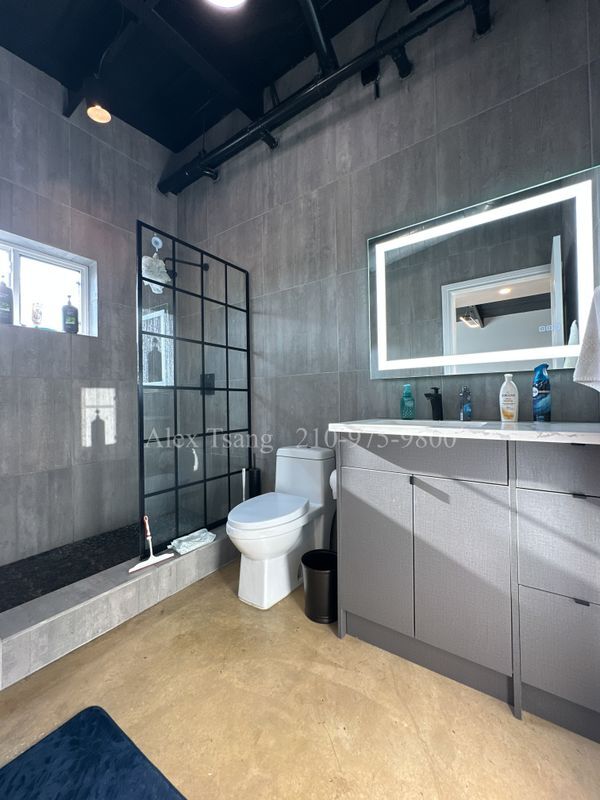 Building Photo - 811 Montana St