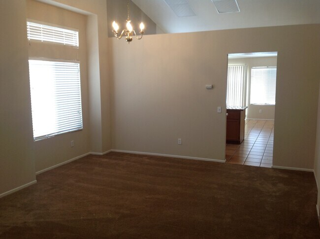 Building Photo - 3 BEDROOM, 2 BATHROOM CLOSE TO SCHOOLS!