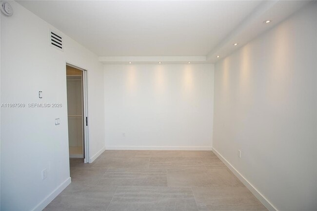 Building Photo - 2899 Collins Ave
