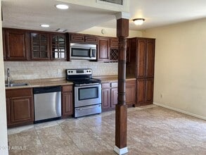 Building Photo - ***INCREDIBLE TOWNHOME with ALL appliances...