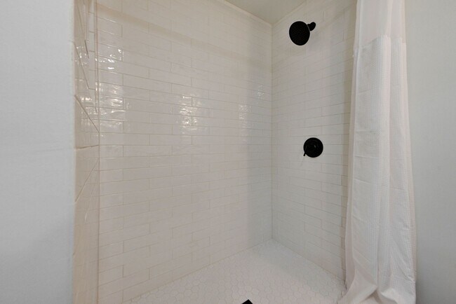 Building Photo - Fully Renovated 4 Bed, 2 Bath Just Minutes from Campus