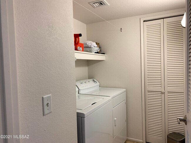 Building Photo - 5051 N Sabino Canyon Rd