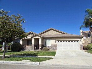 Building Photo - Warm and cozy 4 bedroom 2 bath home in bea...