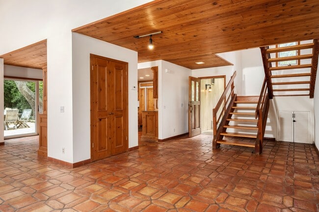 Building Photo - 1539 Miramar Ln