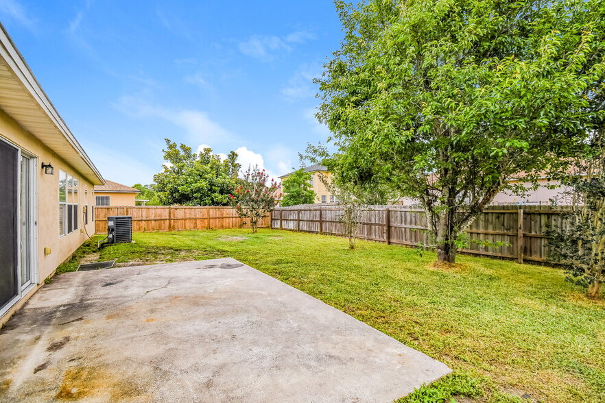 Building Photo - 2267 Brian Lakes Dr E