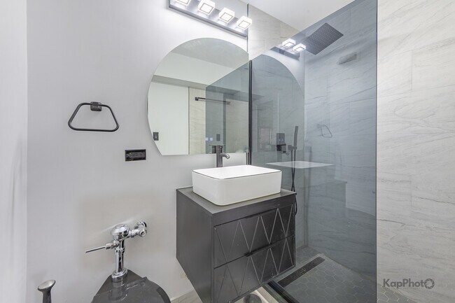 Building Photo - 7337 S South Shore Dr