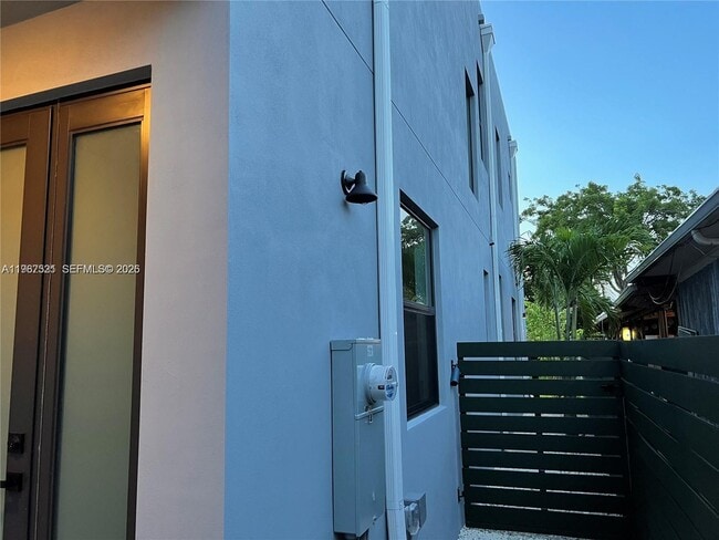 Building Photo - 2737 SW 2nd St