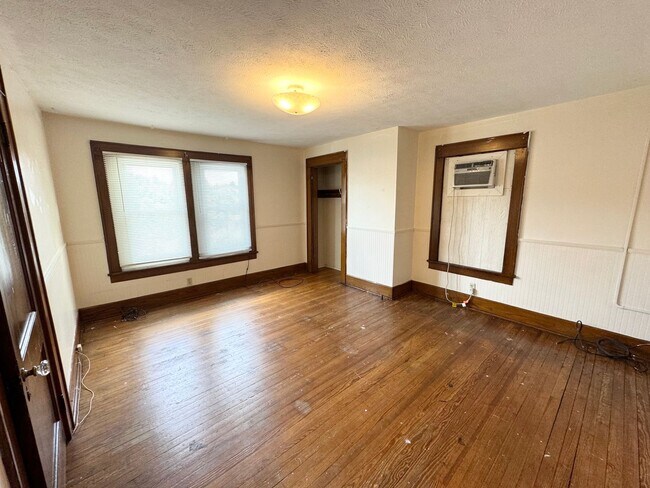 Building Photo - 4 Bedroom/ 2 Bathroom House - Downtown - A...