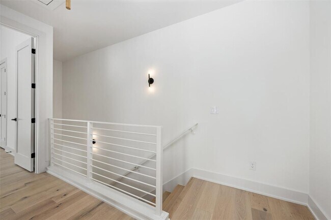 Building Photo - 4010 Valley View Rd