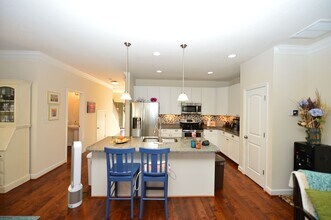 Building Photo - Clubhouse and pool community in the heart of Greenbrier!